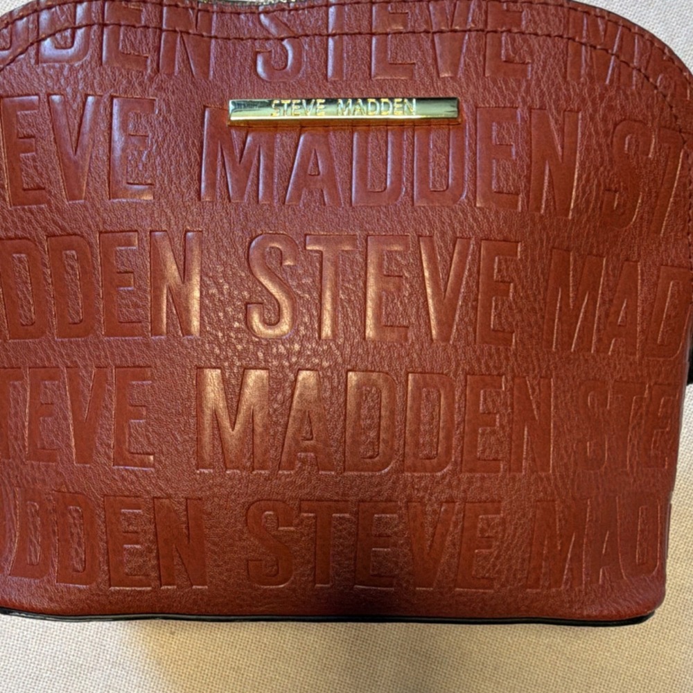 Steve Madden Brown Embossed Logo Crossbody Bag Zip Top Gold Chain Strap - Picture 2 of 6